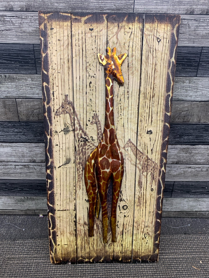 METAL GIRAFFE ON WOOD W/ PRINTED GIRAFFES WALL ART.