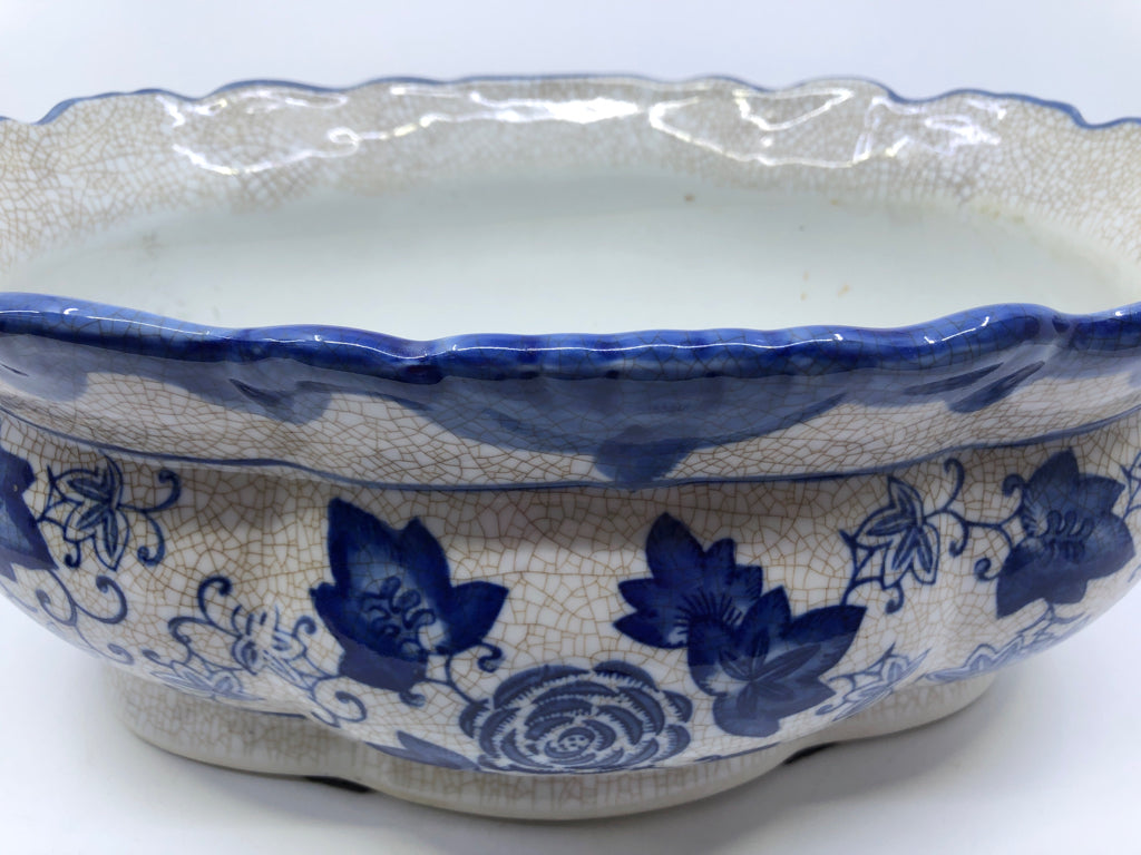 BLUE AND WHITE LARGE CRACKLE STYLE PLANTER.