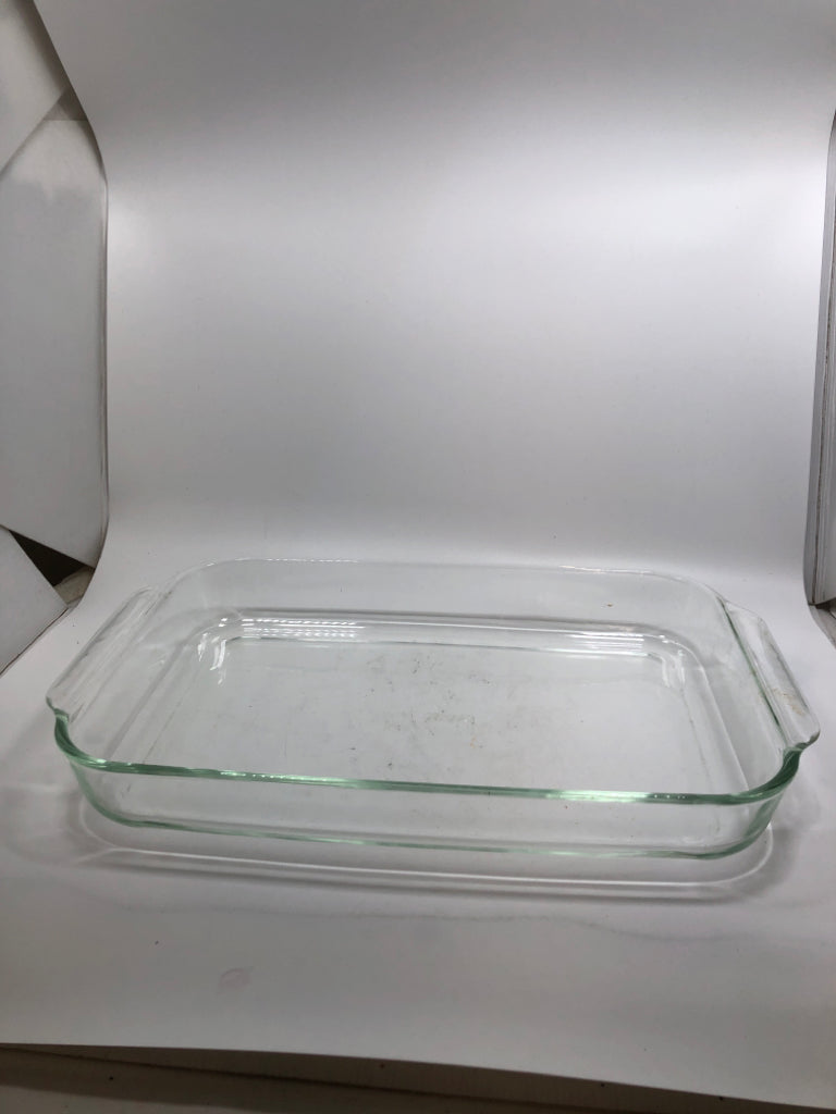 CLEAR PYREX BAKING DISH.