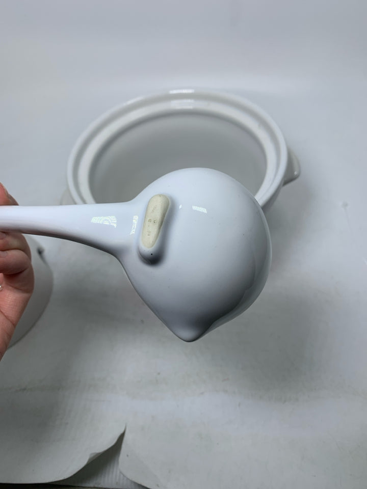 VTG SOUP TUREEN KIDS SMELLS TOMATO SOUP LID & LADLE.
