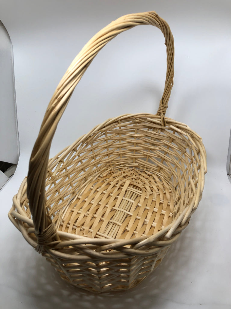 LIGHT OVAL WOVEN BASKET W/SPIRAL HANDLE.