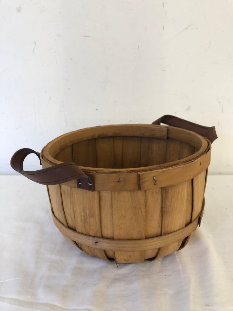 THICK WOOD BASKET W FAUX LEATHER HANDLES.