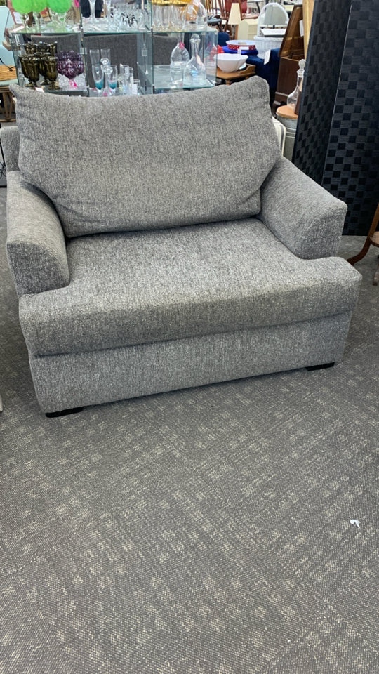 GREY OVERSIZED CHAIR.