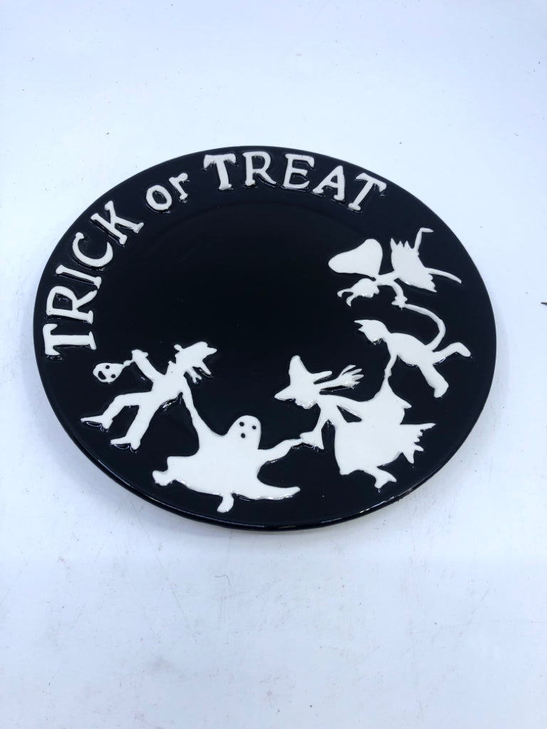 SMALL BLACK AND WHITE TRICK OR TREAT PLATE.