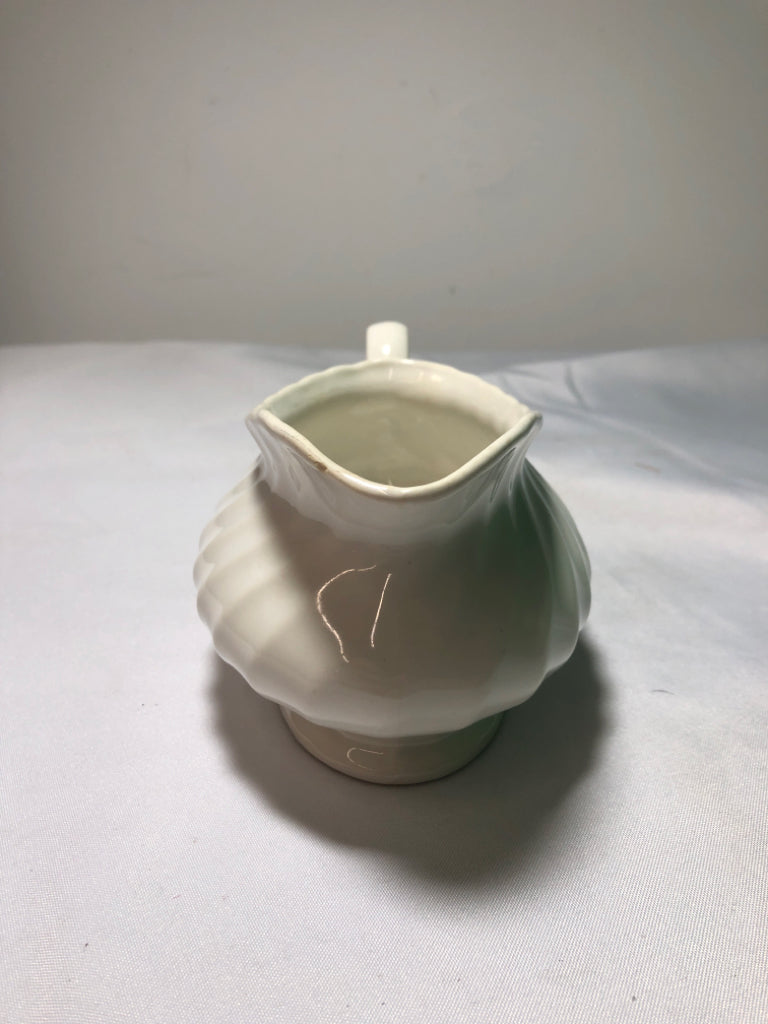 WHITE RIBBED CERAMIC GRAVY BOAT.