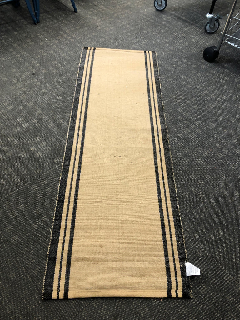 JUTE RUG RUNNER W/BLACK BORDER.