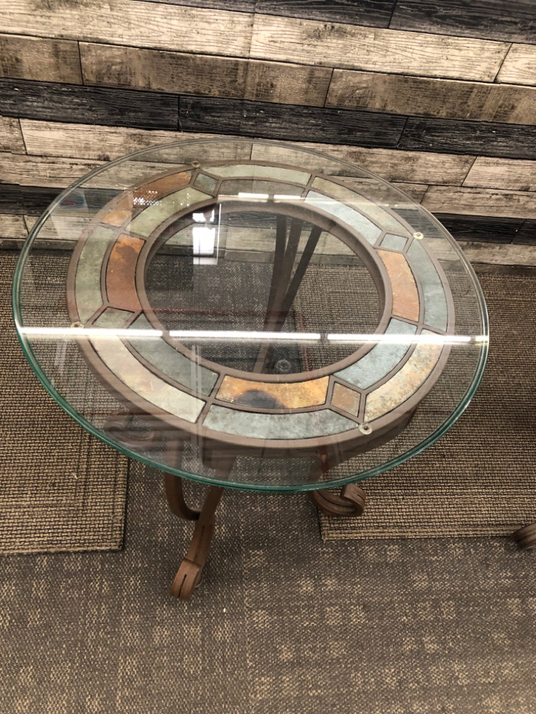 METAL ROUND END TABLE W/BEVELED GLASS TOP & INLAY NATURAL SLATE.