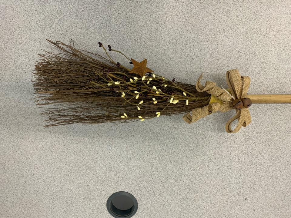 PRIMITIVE STRAW BROOM W/PIP.