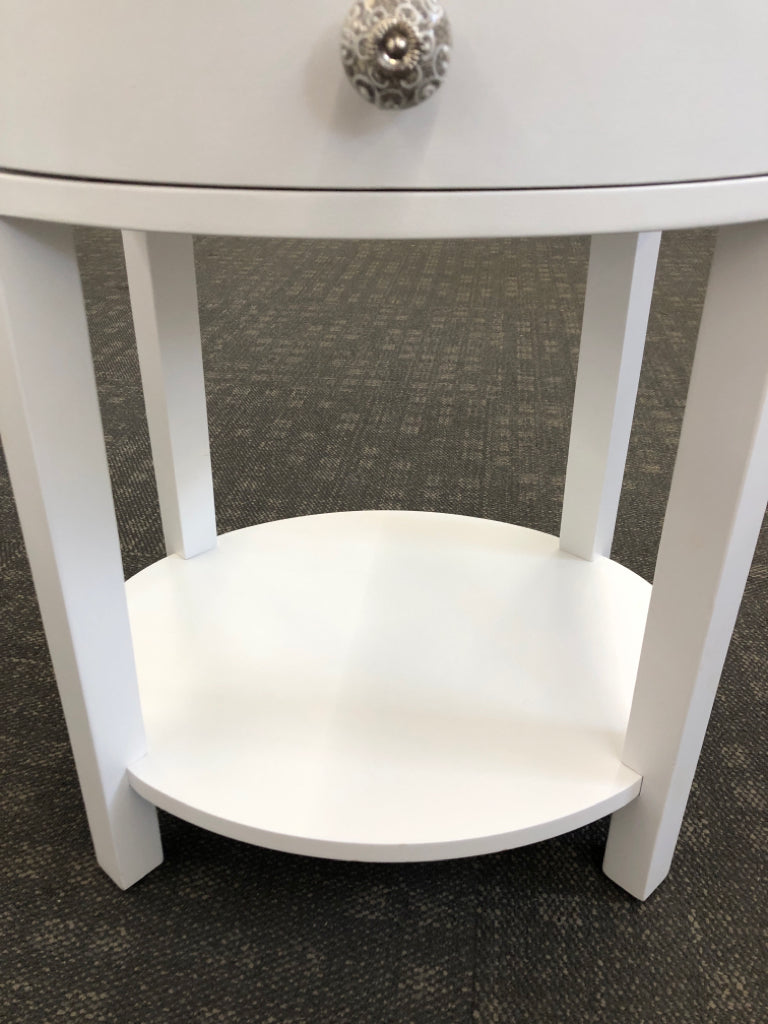 OVAL WHITE NIGHTSTAND W/DECORATIVE KNOB.