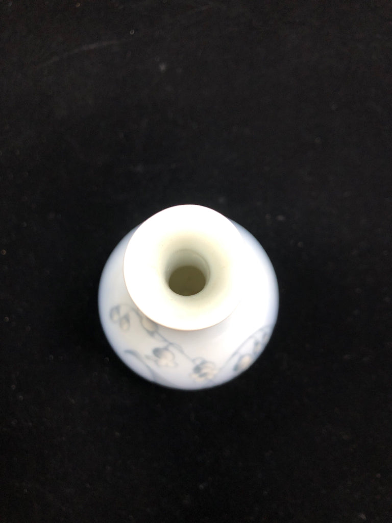 VTG SM WHITE PORCELAIN BUD VASE W/FLORAL DESIGN.