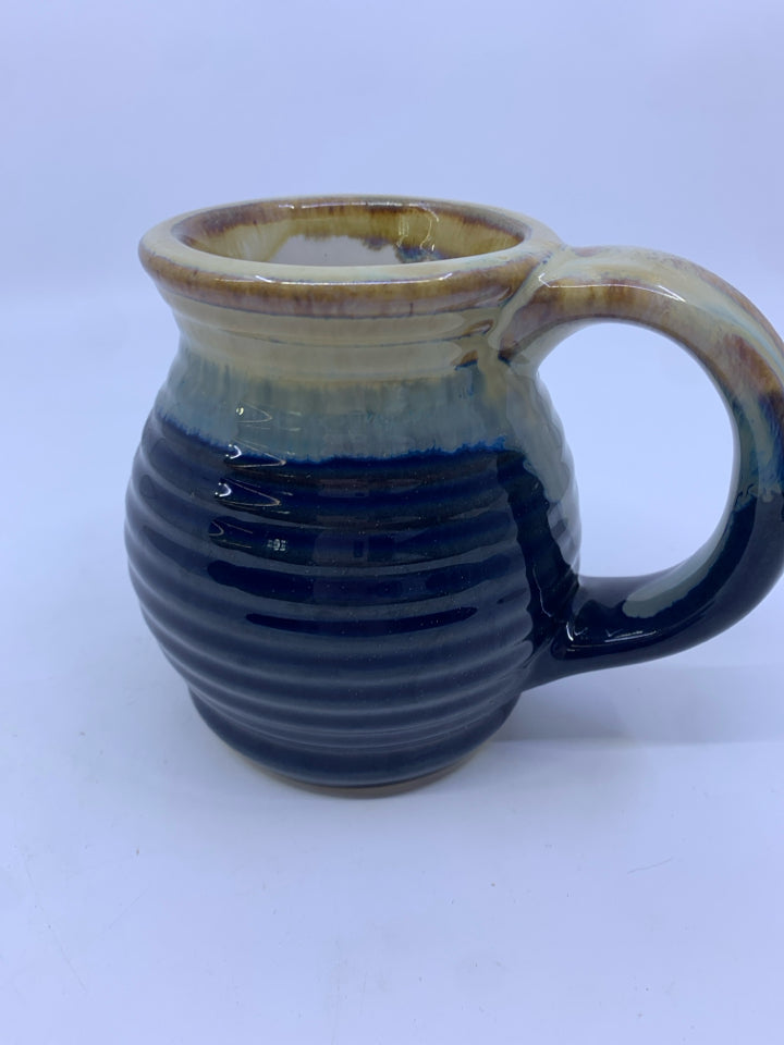 BLUE OMBRE RIBBED MUG.