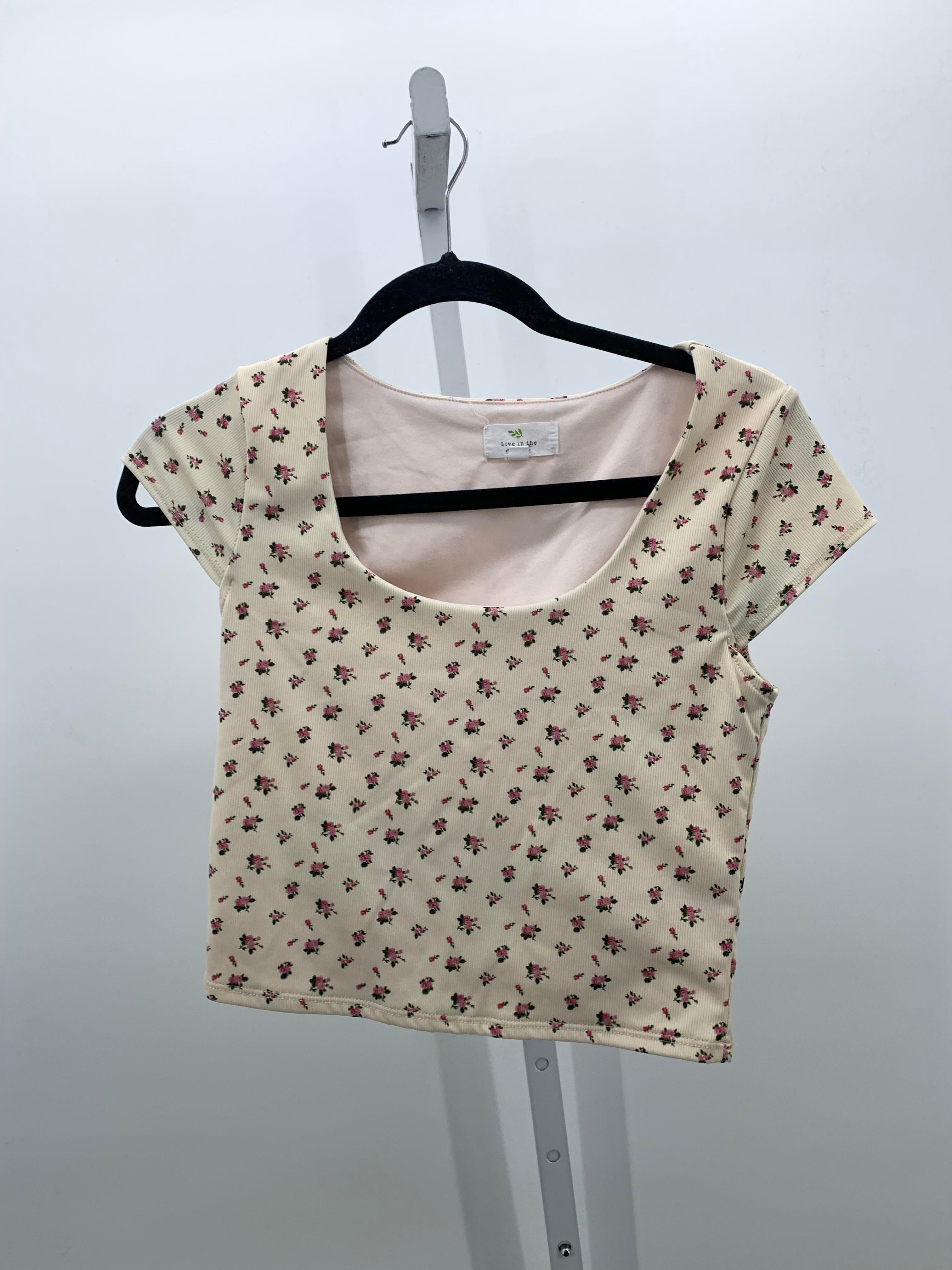 Size Medium Juniors Short Sleeve Shirt