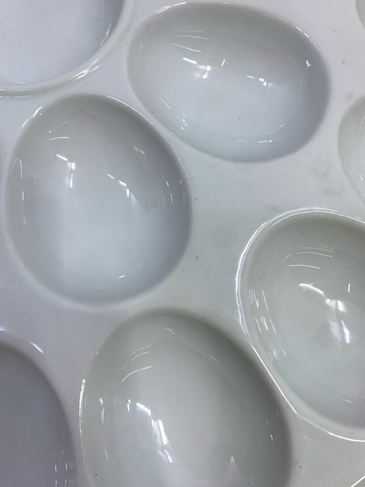 WHITE CERAMIC EGG PLATTER 24 COUNT.