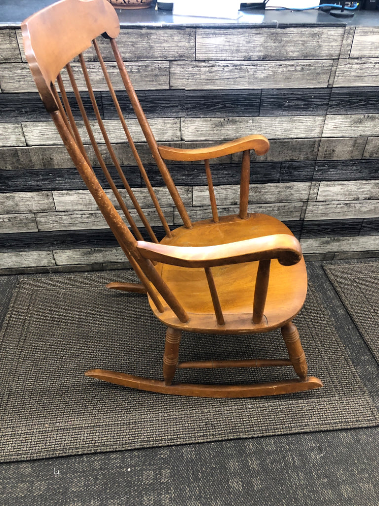 VTG OAK WOOD ROCKING CHAIR *MINOR WEAR*.