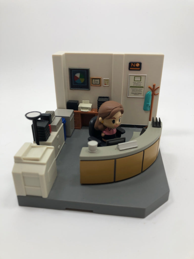 FUNKO MINI MOMENTS THE OFFICE PAM W/REMOVEABLE CHAIR.