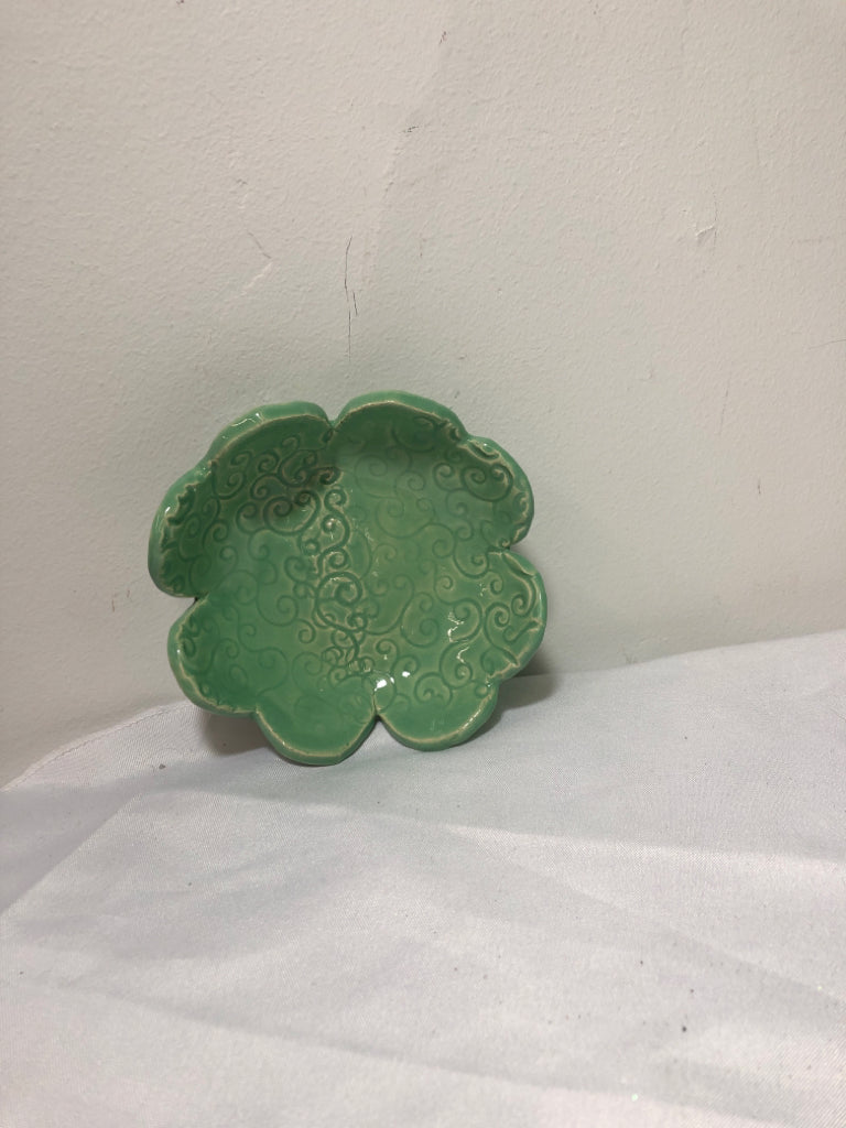 GREEN SWIRLED POTTERY CATCH DISH.