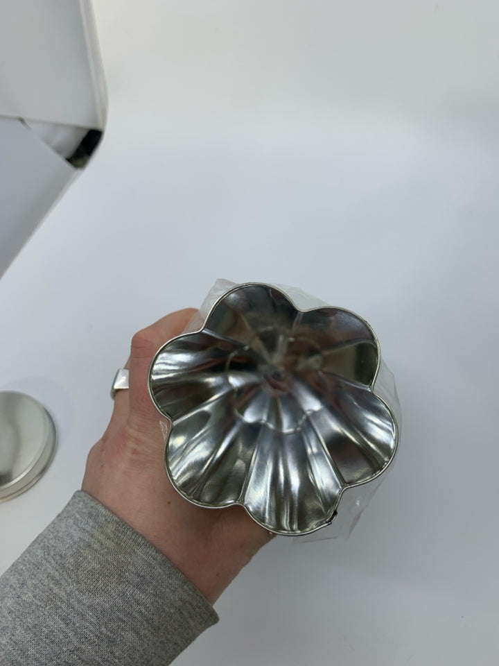 NIB BREAD TUBE FLOWER SHAPED.