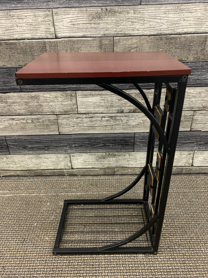 BLACK METAL WOOD TOP END TABLE W/BLUE SQUARES.