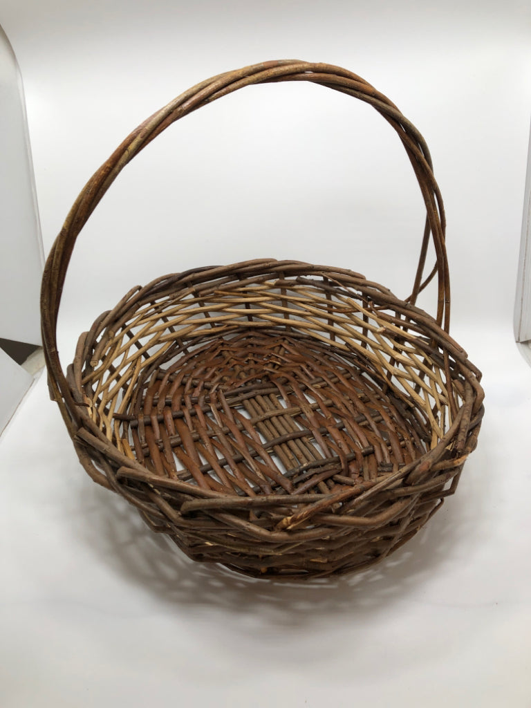 2 TONE WOVEN BASKET W/HANDLE.