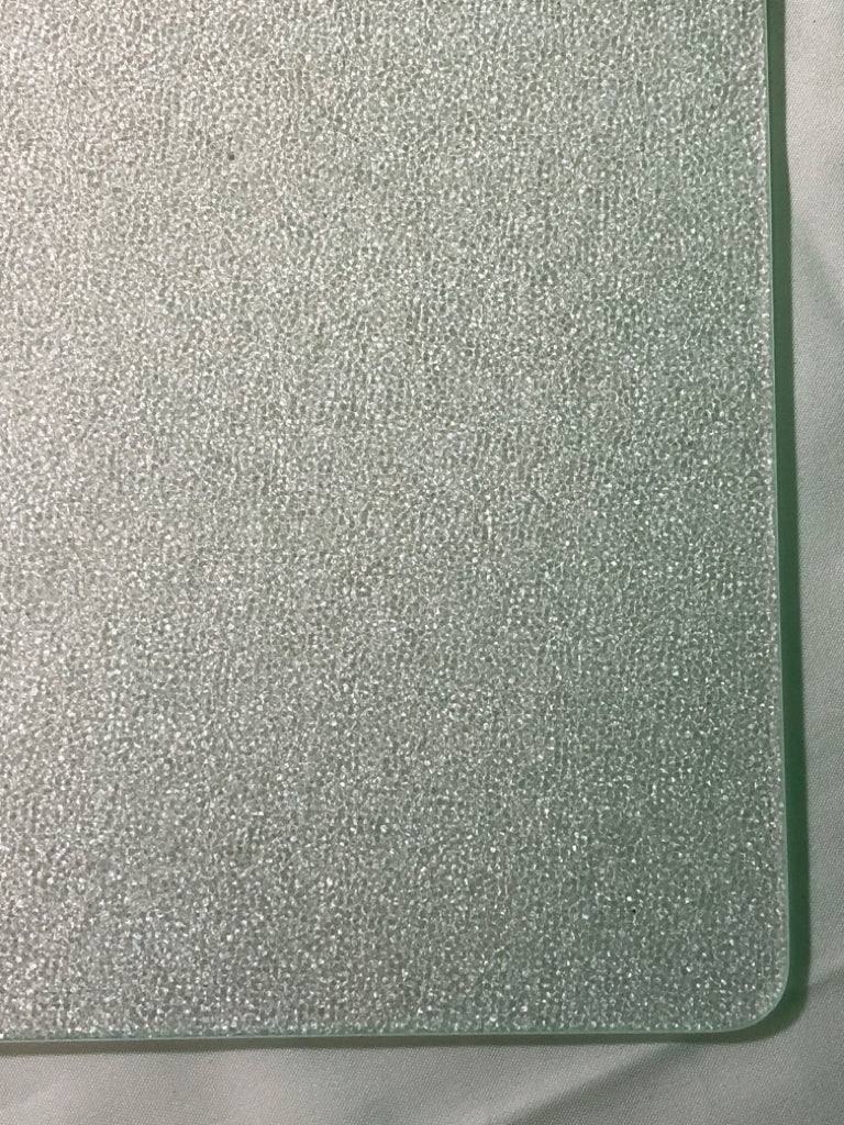TEXTURED GLASS CUTTING BOARD.