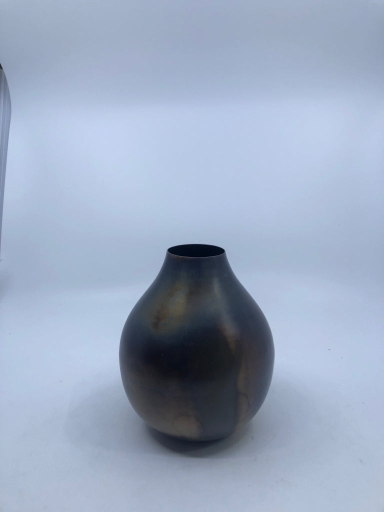 DECORATIVE METAL BRINGHAM VASE.