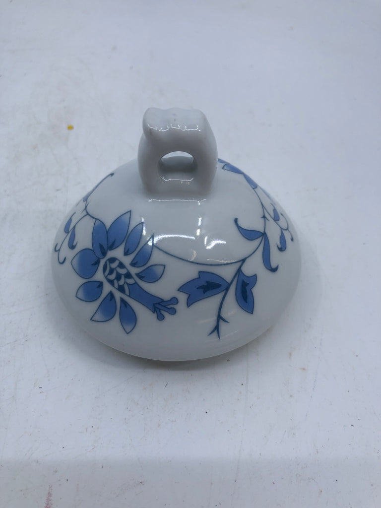 BLUE AND WHITE FLORAL PATTERN TEAPOT.