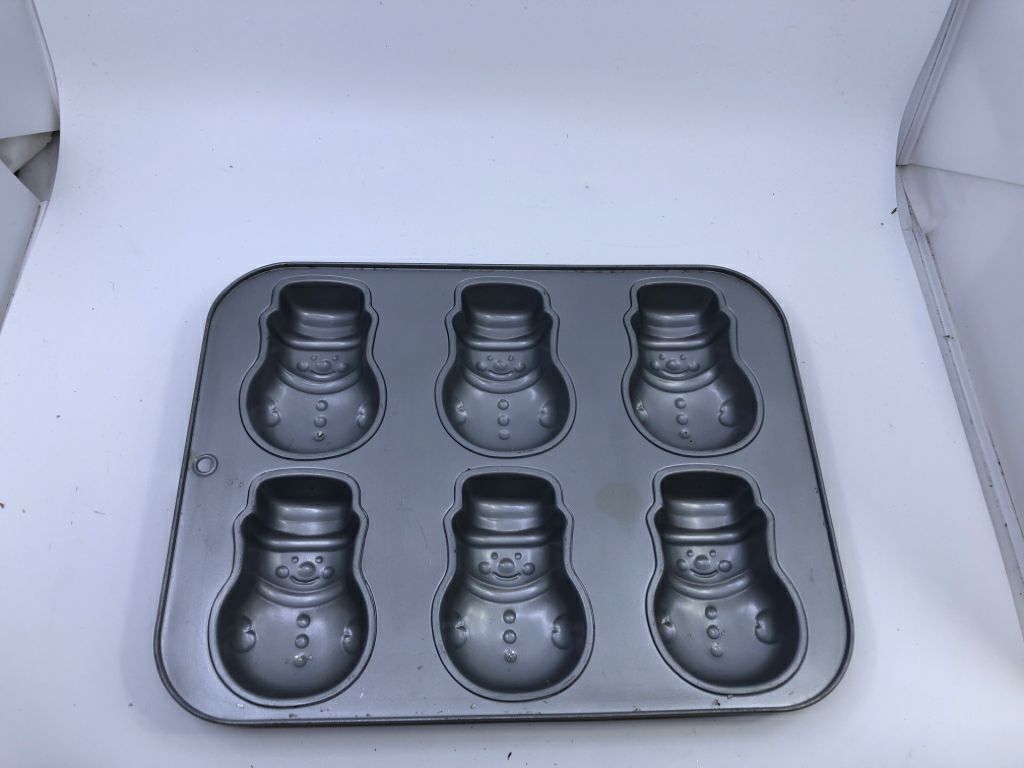 SNOWMAN CAKE PAN.