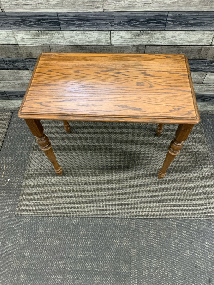 SMALL RECTANGLE OAK TABLE.