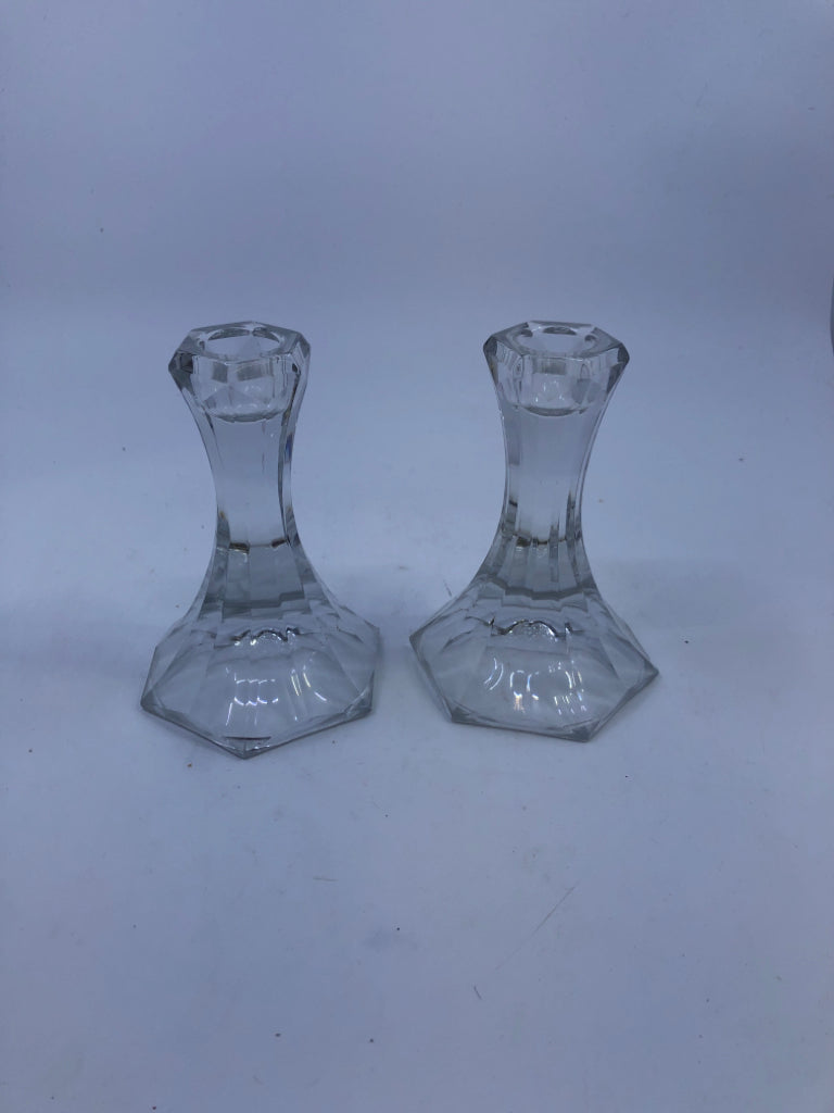 2 CLEAR GLASS TAPER CANDLE HOLDERS.