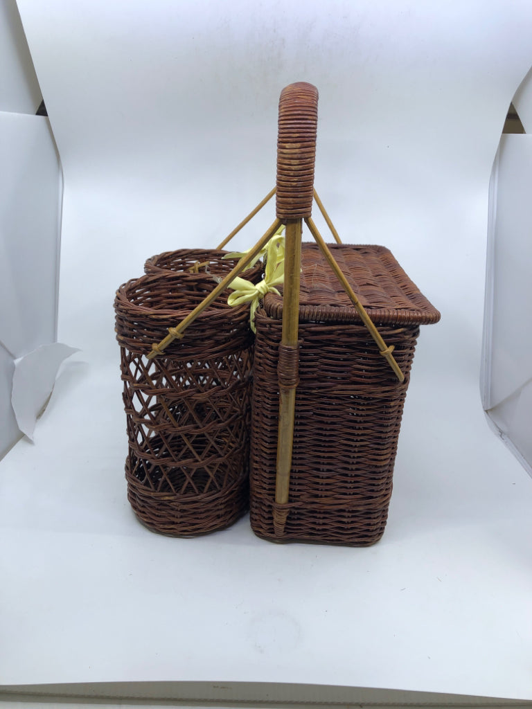 PICNIC WINE BASKET W/YELLOW RIBBONS.