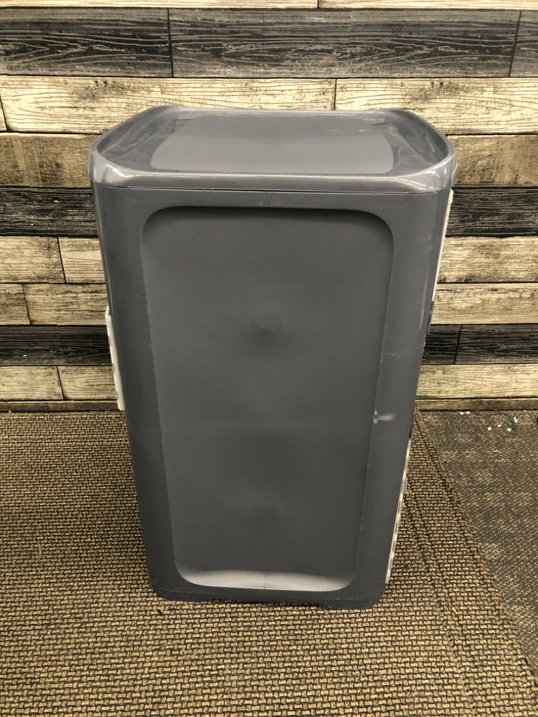 GRAY PLASTIC STORAGE W/3 CLOTH DRAWERS.