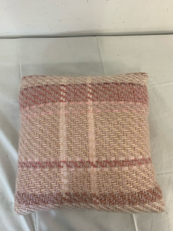 TWO TONE PINK KNITTED PILLOW.