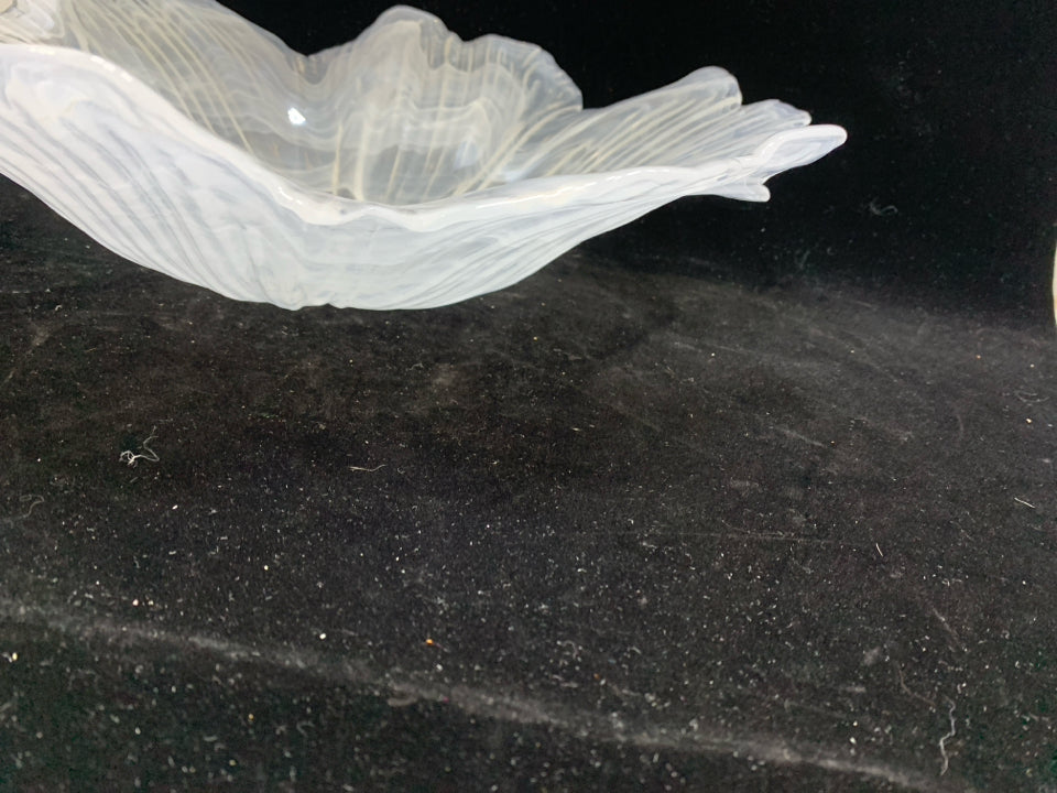 WHITE SWIRL GLASS BOWL W/RUFFLED EDGE.
