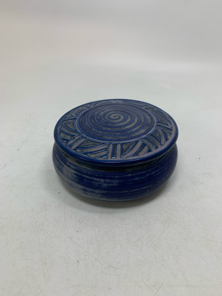 SHORT SWIRL DETAILED COVERED TRINKET DISH.