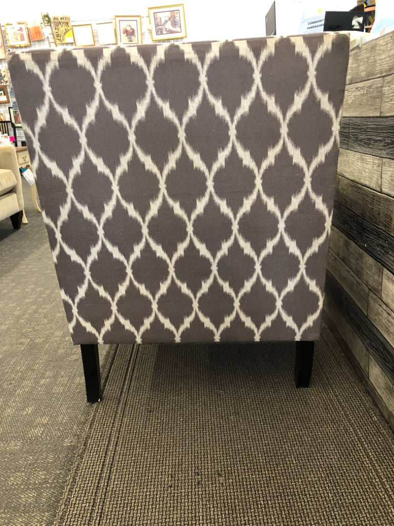 GREY AND WHITE PATTERN STUDDED ACCENT CHAIR.