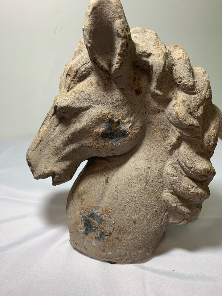 LARGE HEAVY HORSE HEAD DECOR.