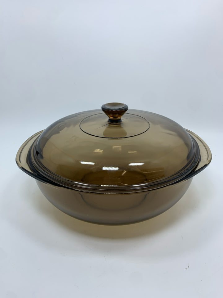BROWN GLASS PYREX CASSEROLE W/LID.