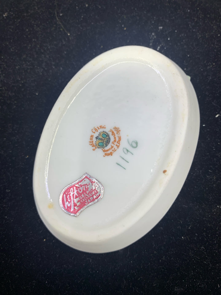 VTG WHITE OVAL ASH TRAY W/ EMBOSSED PINK FLOWERS.