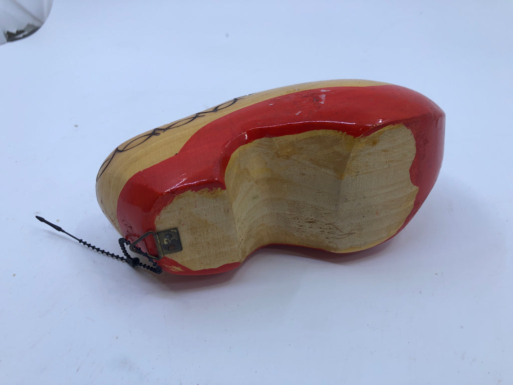 WOOD CARVED HOLLAND PAINTED CLOG.