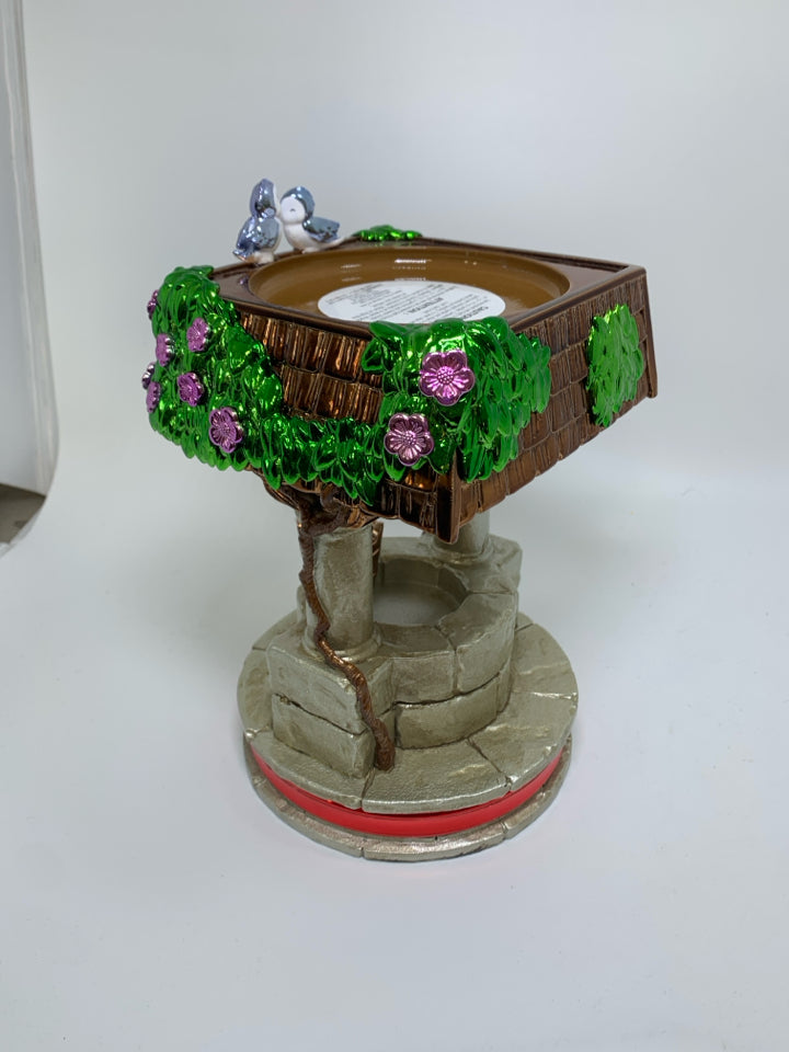 DISNEY PRINCESS SNOW WHITE PEDESTAL WISHING WELL 3 WICK CANDLE HOLDER.