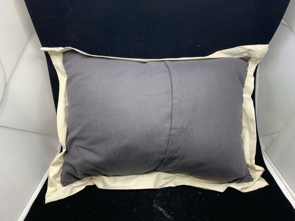 GREY W WHITE EDGE PILLOW.