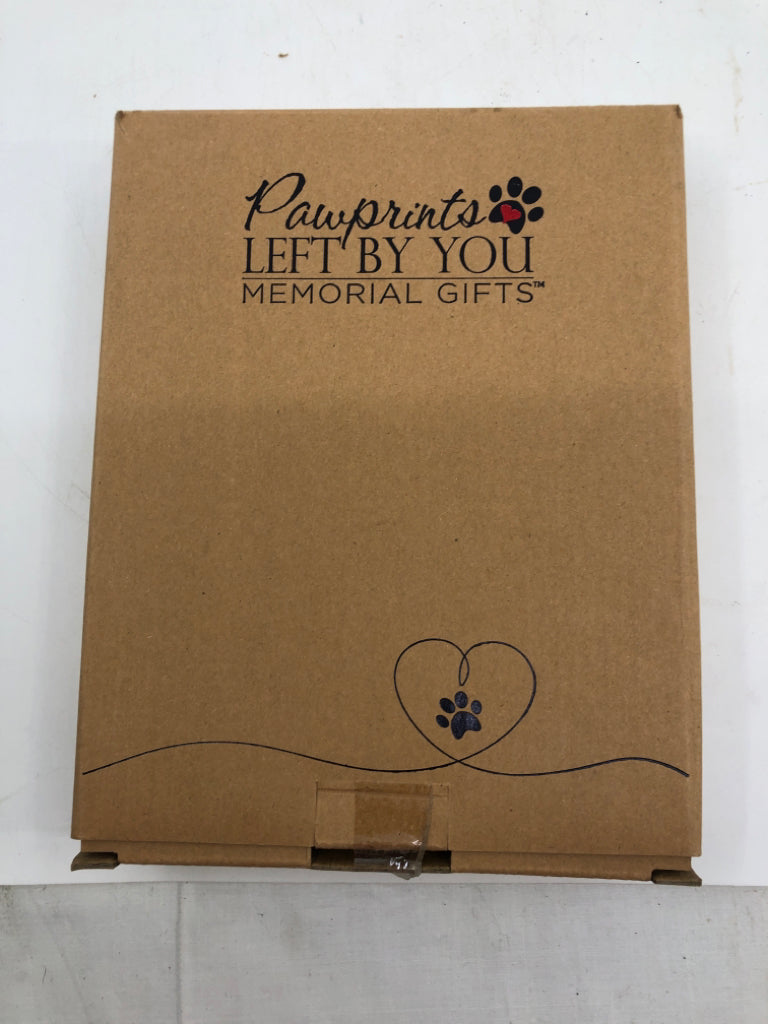 NIB PET PASSING FRAME.