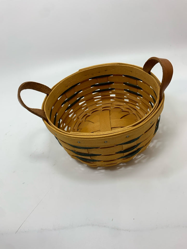 2001 ROUND BASKET W/BLUE STRIPE AND HANDLES.