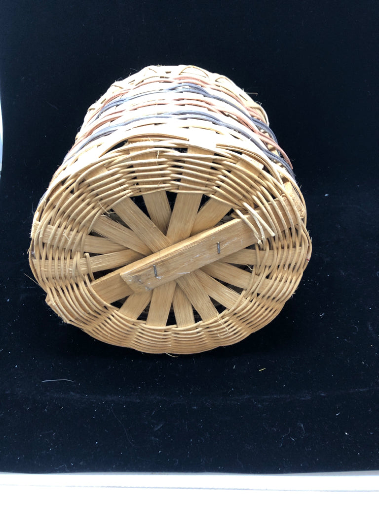 TAN/PINK/BLUE BASKET W/WOODEN HANDLE.