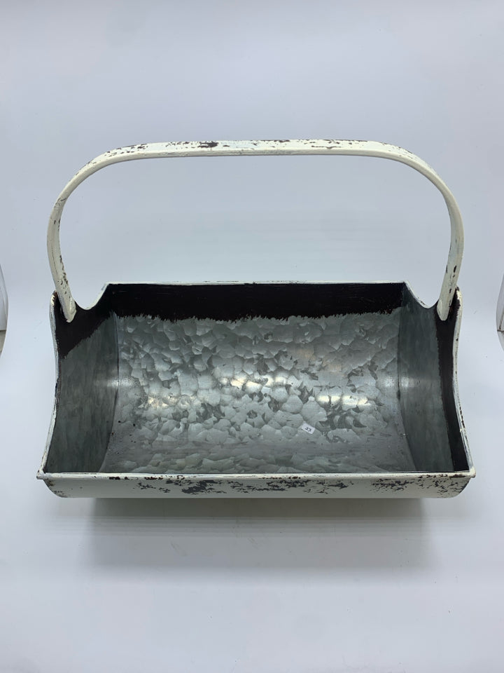 GALVANIZED WHITE METAL BASKET W/HANDLE.