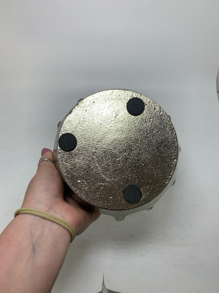 METAL CROWN SHAPED BOWL.
