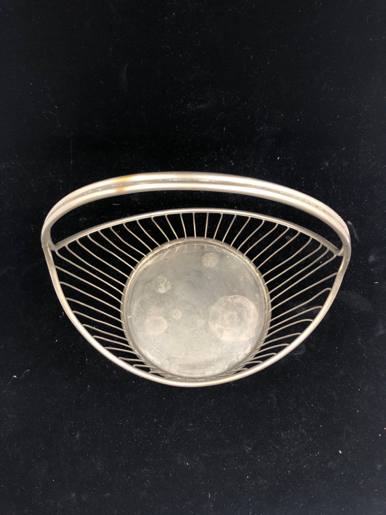 SMALL METAL BASKET.