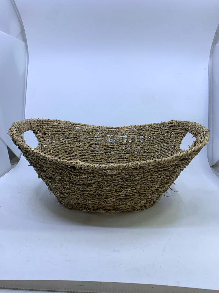 OVAL WOVEN BASKET W/HANDLES.