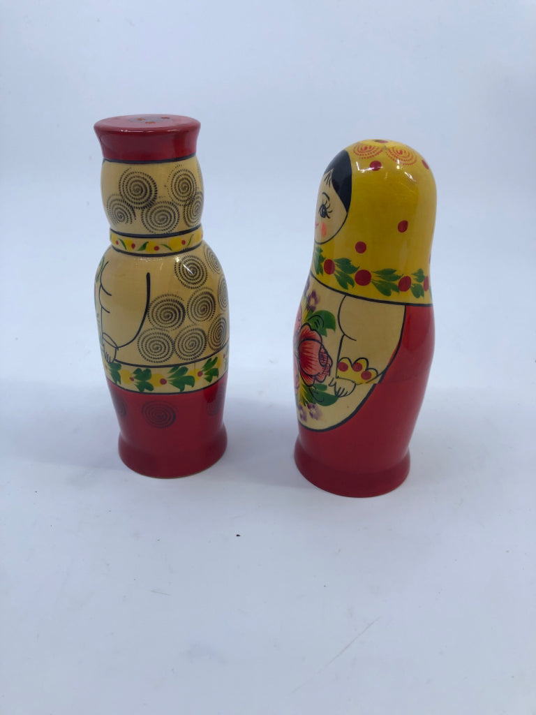2 RUSSIAN DOLLS MAN/WOMAN S/P SHAKERS.