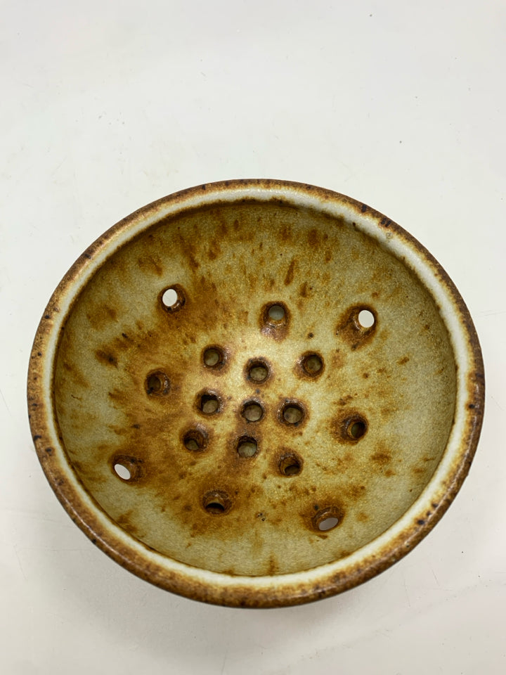 BROWN CERAMIC BERRY BOWL COLANDER W/TRAY.